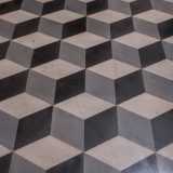...e a motivi romboidali, con inserti di parquet moderno